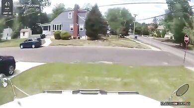 Nákladní vůz narazil do domu v New Jersey - řidič měl záchvat