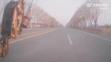 Skútrař narazil do háku odbočujícího mobilního jeřábu