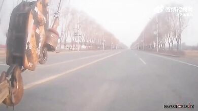 Skútrař narazil do háku odbočujícího mobilního jeřábu