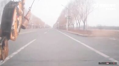 Skútrař narazil do háku odbočujícího mobilního jeřábu