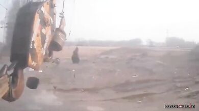 Skútrař narazil do háku odbočujícího mobilního jeřábu