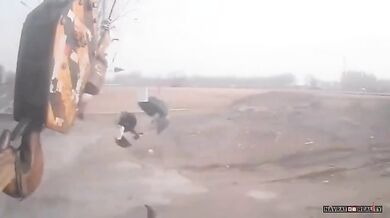 Skútrař narazil do háku odbočujícího mobilního jeřábu