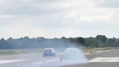 Hrůzný moment na drag racingu v Polsku: auto narazilo do diváků, zraněno nejméně 17 lidí