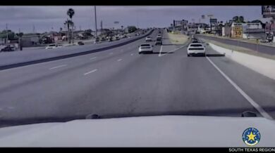 Pašerák v Texasu ujížděl policii s otevřenou kapotou - skončil po zásahu taserem