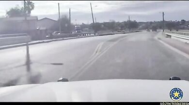 Pašerák v Texasu ujížděl policii s otevřenou kapotou - skončil po zásahu taserem