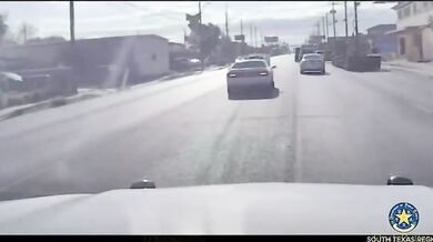 Pašerák v Texasu ujížděl policii s otevřenou kapotou - skončil po zásahu taserem