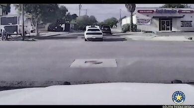 Pašerák v Texasu ujížděl policii s otevřenou kapotou - skončil po zásahu taserem