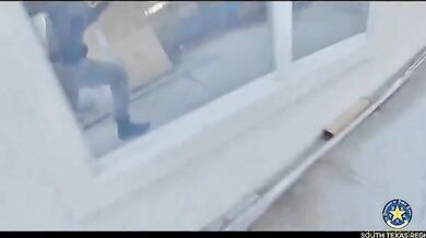 Pašerák v Texasu ujížděl policii s otevřenou kapotou - skončil po zásahu taserem