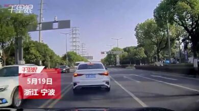 Skútrař vymrštěn do vzduchu po projetí na červenou