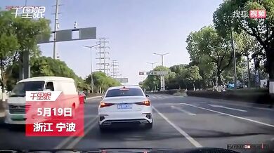 Skútrař vymrštěn do vzduchu po projetí na červenou