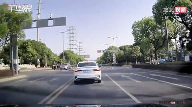 Skútrař vymrštěn do vzduchu po projetí na červenou