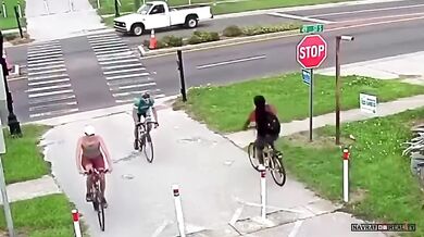 Chtěl projet přechod jako pán - Skončil v nemocnici