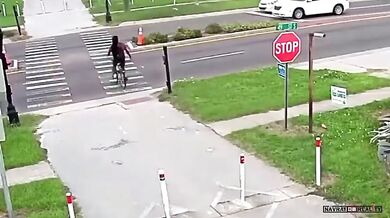 Chtěl projet přechod jako pán - Skončil v nemocnici