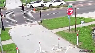 Chtěl projet přechod jako pán - Skončil v nemocnici