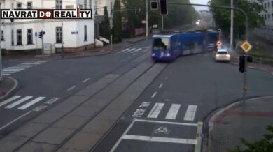 Tramvaj v Ostravě po srážce s autem vykolejila a skončila na chodníku