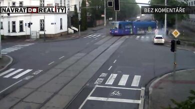 Tramvaj v Ostravě po srážce s autem vykolejila a skončila na chodníku