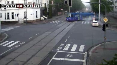 Tramvaj v Ostravě po srážce s autem vykolejila a skončila na chodníku