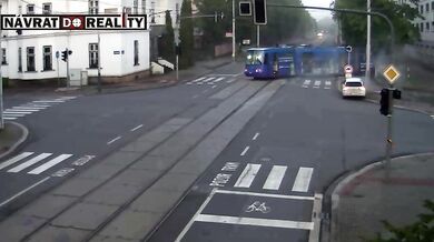 Tramvaj v Ostravě po srážce s autem vykolejila a skončila na chodníku