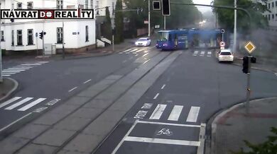 Tramvaj v Ostravě po srážce s autem vykolejila a skončila na chodníku
