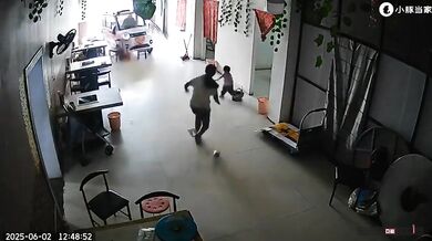 Matka zachránila své dítě jen o vlásek