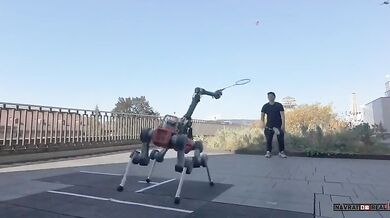Čtyřnohý robotický hráč badmintonu