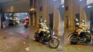 Motorkář se chlubí svou motorkou a přítelkyní...