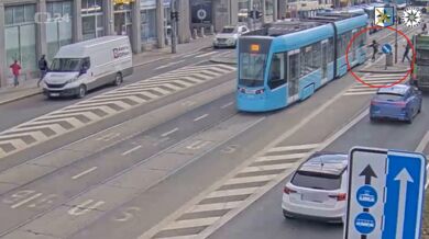 Policie hledá chodce, který narazil do tramvaje v centru Ostravy