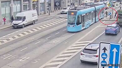 Policie hledá chodce, který narazil do tramvaje v centru Ostravy