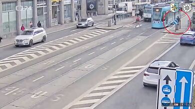 Policie hledá chodce, který narazil do tramvaje v centru Ostravy