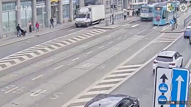 Policie hledá chodce, který narazil do tramvaje v centru Ostravy