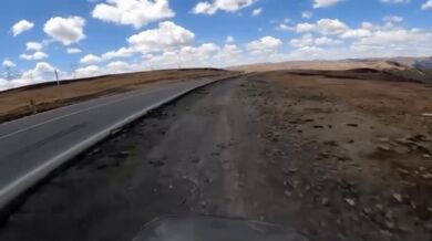 Motorkář testující svou cestovní mašinu