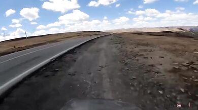 Motorkář testující svou cestovní mašinu