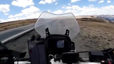 Motorkář testující svou cestovní mašinu