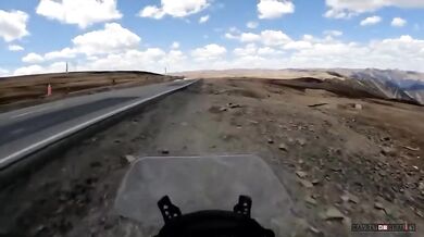 Motorkář testující svou cestovní mašinu