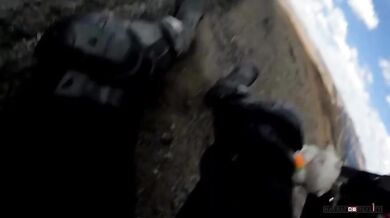 Motorkář testující svou cestovní mašinu