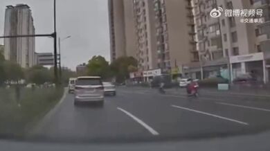 Uvolněný poklop kanálu na silnici