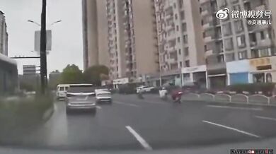 Uvolněný poklop kanálu na silnici