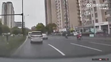 Uvolněný poklop kanálu na silnici