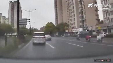 Uvolněný poklop kanálu na silnici