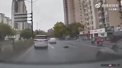 Uvolněný poklop kanálu na silnici