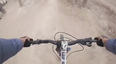 Prostě následuj zkušenějšího bikera...