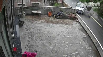 Sesuv kamenů zasáhl auto na silnici