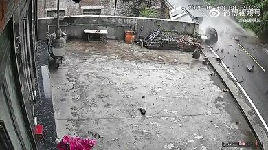 Sesuv kamenů zasáhl auto na silnici