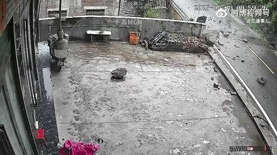 Sesuv kamenů zasáhl auto na silnici