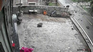 Sesuv kamenů zasáhl auto na silnici