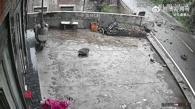 Sesuv kamenů zasáhl auto na silnici