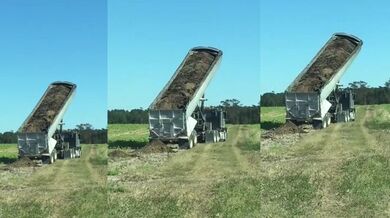 Nehoda při vyklápění hnoje z návěsu kamionu