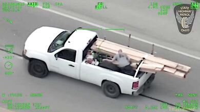 Opilá řidička zatčena po honičce na dálnici I-75, která skončila převrácením vozidla