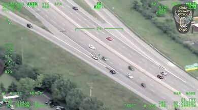 Opilá řidička zatčena po honičce na dálnici I-75, která skončila převrácením vozidla