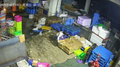 Zaměstnankyně přimáčknutá nákladním vozem